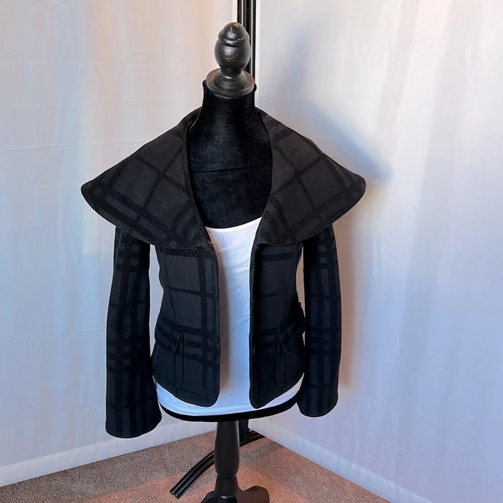 Alice + Olivia Cape Collar Cropped Plaid Wool Jacket - Picture 5 of 9